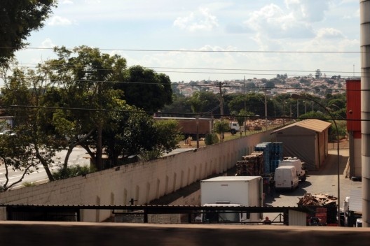 Em três planos, observa-se a região da Ceasa, uma área com vegetação no centro e um grande loteamento na porção centro-direita<br />Foto Gabriel Teixeira Ramos, 2018 