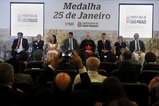 Início da solenidade, com as presenças de Carlos Martins, Paulo Mendes da Rocha, Nádia Campeão, Fernando Haddad, Dom Odilo Scherer, Antonio Donato, Rosa Artigas e Renato Anelli<br />Foto César Ogata / SECOM 