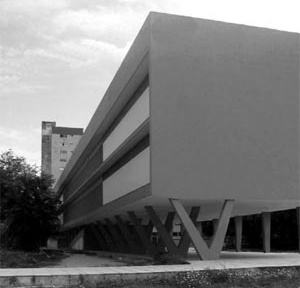 Fachada lateral esquerda do Edificio do IEP, localizado no entorno do Parque 13 de Maio em Recife.Observar a adoção de recursos da modernidade [foto da autora]
