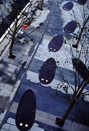 "Urban Fossil", dez peças 1,8 X 0,9 metros em ferro fundido implantadas diretamente na calçada. Projeto de fossil para ser descoberto daqui há dez mil anos. Tóquio, 1993