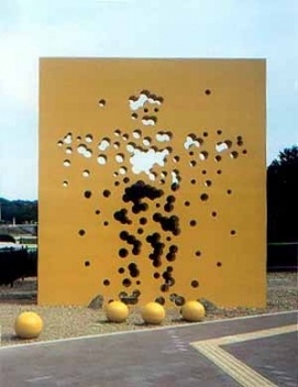 "Terreno Baldio FC", obra em concreto armado pintado, 5 X 4 metros, monumento em frente ao Estádio de Shizuoka que sediou a última Copa do Mundo, Shizuoka, 2001