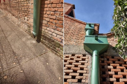 Fotografias dos seixos rolados na calçada em concreto do Sesc Pompéia e dos condutores pluviais metálicos pintados em verde<br />Foto Artur Simões Rozestraten, 2022 