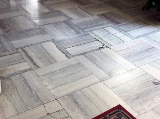 Deterioração do piso em mármore Carrara, decorrente de mal-uso, Hall de entrada principal do edifício Rizkallah Jorge, 2016<br />Foto Luiz Fernando de Azevedo Silva 