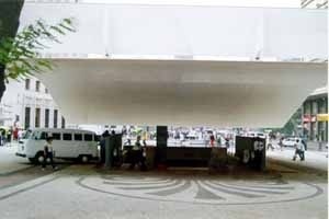 Praça do Patriarca, São Paulo, 2002. Cobertura de Paulo Mendes da Rocha<br />Foto da autora 