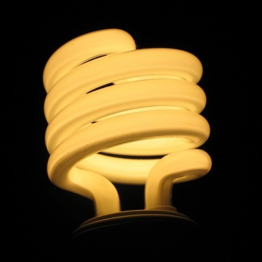 Lâmpada fluorescente de substituição à lâmpada incandescente<br />Foto Jdorwin  [Wikimedia Commons]