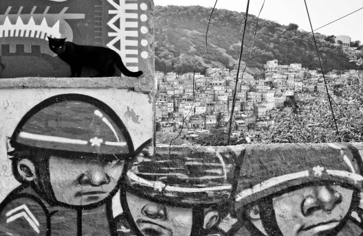 Ensaio fotográfico “Morro do Cantagalo”, por João Diniz, 2011. [divulgação]