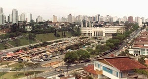 Paisagem do bairro Pacaembu, Estádio de futebol, ao fundo. (Jogo Duro, 1985) [Imagem cedida por Ugo Giorgetti]