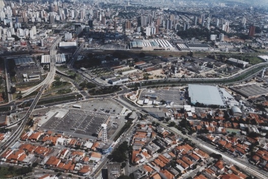 Carrefour e Pão de Açúcar. Vista aérea do Carrefour (lado direito) e do Pão de Açúcar (lado esquerdo) na Avenida dos Estados [Acervo da autora, 2003]
