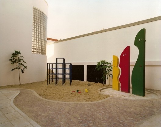 Escola Municipal Maurício Cardoso, chuveiros com formas lúdicas e parede lousa<br />Foto Celso Brando  [O lugar do pátio escolar no sistema de espaços livres , p. 187]