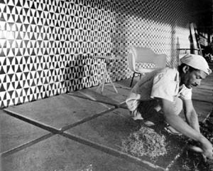 Operário trabalhando na construção de Brasília. Foto Peter Sheier [Acervo do Departamento do Patrimônio Histórico e Artístico do DF]
