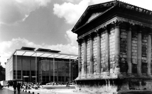Médiathèque de Nimes e Maison Carrée, vista externa<br />Foto divulgação  [Universitée de Paris / CIRHAC]