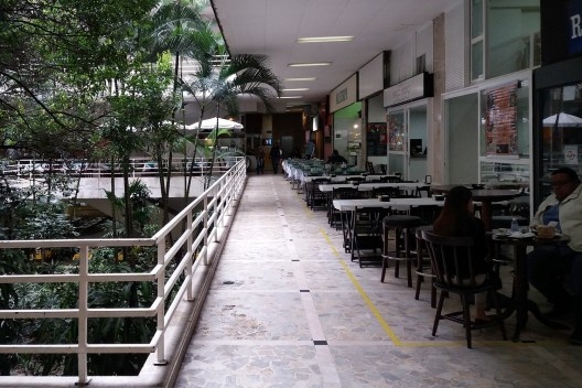 Galeria Metrópole, relação dos jardins com as áreas de convívio, São Paulo, 1960. Arquitetos Salvador Candia e Giancarlo Gasperini<br />Foto Emílio Bertholdo 