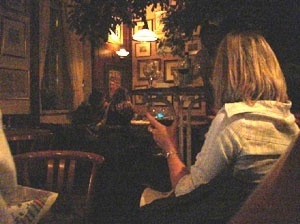 Ambiente crepuscular de um bar com sua atmosfera (Stimmung) característica