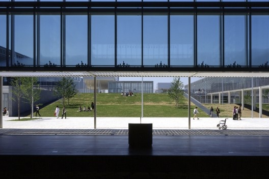 Universidade Municipal de Saitama, Koshigaya, Japão, 1999. Arquiteto Riken Yamamoto<br />Foto cortesia Tomio Ohashi  [Pritzker Prize]