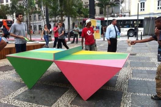 Mesa de pingue-pongue em espaço público<br />Foto divulgação  [gestaourbanasp]
