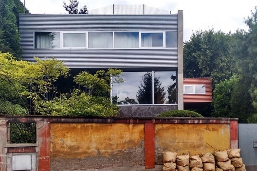 Muro amarelo a Vila Dalva, casa projetada por Rem Koolhaas<br />Foto Lutero Pröscholdt 