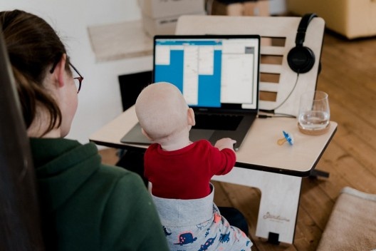 Mãe em home office<br />Max Pixel  [Creative Commons]
