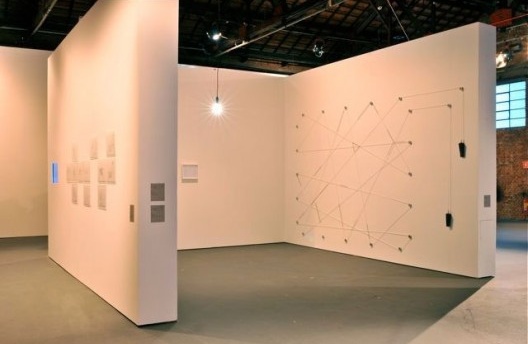 Exposição Território de Contato, Marcos Acayaba e Nicolás Robbio (módulo 2), curadoria Marta Bogéa e Abilio Guerra, Sesc Pompéia, 2013<br />Foto Juan Guerra 