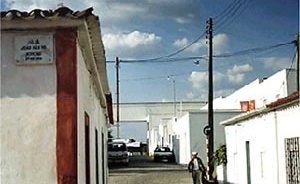 Fig.3 – Note the integration of Malagueira with the neighboring borough by means of the continuity of the streets and the with regard to scale, the use of white paint, and the details of the openings in stucco protude<br />Foto JAZ, 1997 