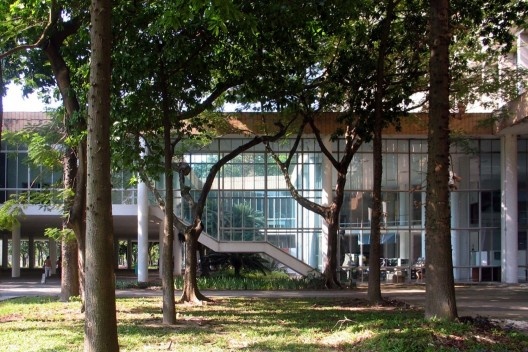 Edifício da Reitoria e Faculdade de Arquitetura e Urbanismo, Universidade Federal do Rio de Janeiro, Rio de Janeiro, arquiteto Jorge Machado Moreira<br />Foto Abilio Guerra 