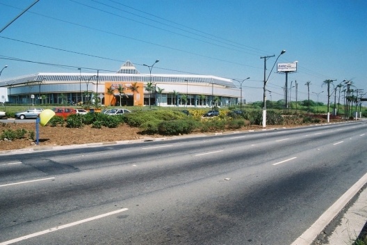 Projeto Global Shopping. Vista da fachada do Auto Shopping na Avenida dos Estados [Acervo da autora, 2003]