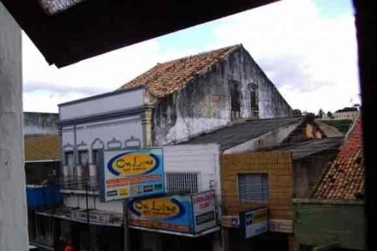 : Aspecto de algumas edificações do centro do Crato, onde as placas de publicidade competem com a arquitetura antiga [GURGEL, Ana Paula C., p. 24]
