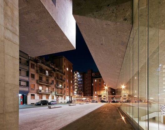 Edifício público e espaço urbano
