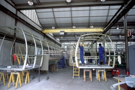 Centro de Tecnologia da Rede Sarah, produção de veículos para trânsito externo, Salvador BA. Arquiteto João Filgueiras Lima, Lelé<br />Foto divulgação  [Acervo CTRS]