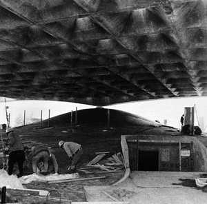 Pavilhão do Brasil em Osaka. Arq. Paulo Mendes da Rocha [PIÑÓN, Helio. São Paulo, Romano Guerra Editora, 2002, p.145]