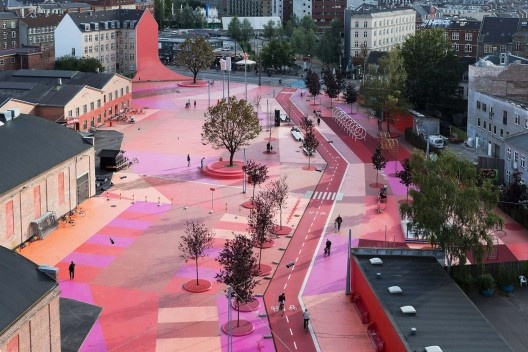 Superkilen Park, Copenhagen, Dinamarca, 2012. BIG – Bjarke Ingels Group<br />Forgemind ArchiMedia  [Wikimedia Commons]