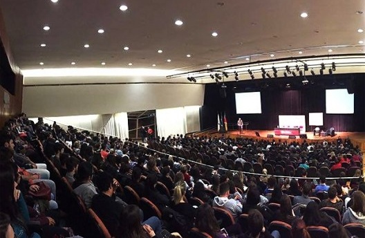 Auditório lotado para ver a conferência Alejandro Aravena/Elemental<br />Foto divulgação 