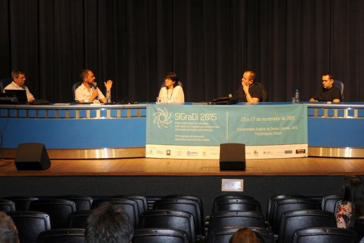 XIX Sigradi Florianópolis 2015, mesa redonda sobre prototipagem e simulação, com Neil Katz, Fabio Gramazio, Branco Kolarevich, Rafael Cartana, mediadora Regiane Pupo<br />Foto divulgação 