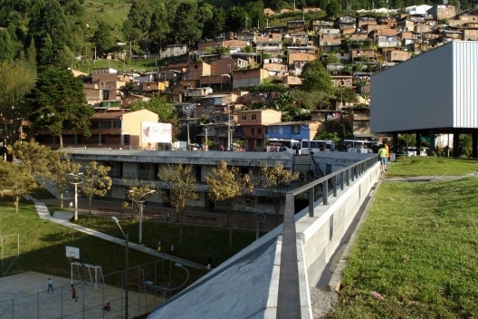 Colégio Santo Domingos, com mirante, quadra esportiva e auditório<br />Foto Noemi Zein Teles 