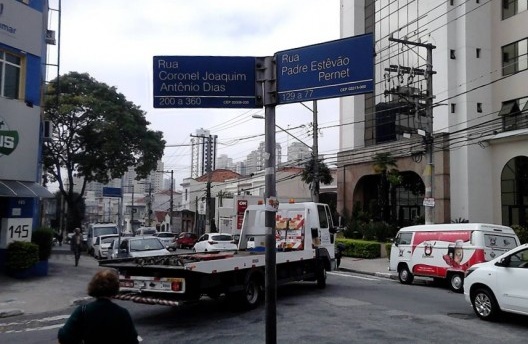 Rua do Padre Perneta, congestionada e cheia de prédios altos em foto atual, Tatuapé, São Paulo, 2017<br />Foto Mauro Ferreira 