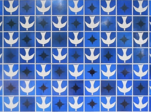 Igreja Nossa Senhora de Fátima, projeto de Oscar Niemeyer e painel de azulejos de Athos Bulcão, Brasília DF Brasil<br />Foto Josué Marinho  [Wikimedia Commons]