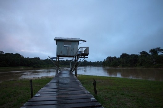 Balsa da base flutuante da Funai na Terra Indígena Vale do Javari, de Atalaia do Norte AM, 2018<br />Foto Bruno Kelly/Amazônia Real  [Wikimedia Commons]