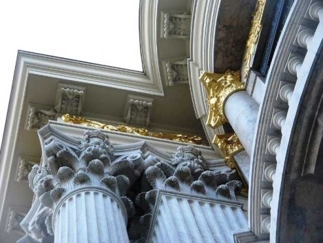 Detalhe dos capitéis e torreão direito<br />Foto Eliane Lordello 