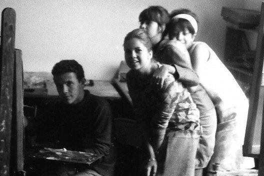 Siron Franco, aluno, pintando, acompanhado de colegas na Escola goiana de Belas Artes, década de 1960<br />Foto Amaury Menezes 