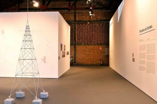 Exposição Território de Contato, Marcos Acayaba e Nicolás Robbio (módulo 2), curadoria Marta Bogéa e Abilio Guerra, Sesc Pompéia, 2013<br />Foto Juan Guerra 