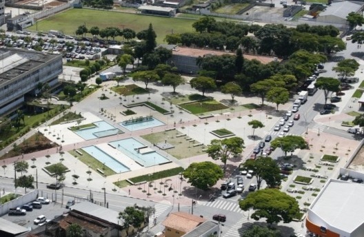 Praça Cidade das Flores, Centro, Suzano, 2005-2007. Boldarini Arquitetos Associados<br />Foto Wanderley Costa  [website oficial do escritório]