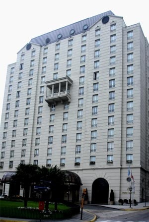 Hotel Four Seasons Buenos Aires: frontões chippendale extraídos da torre AT&T (1978) de Phillip Johnson, sobre a fachada com mansardas e rusticação [autor]