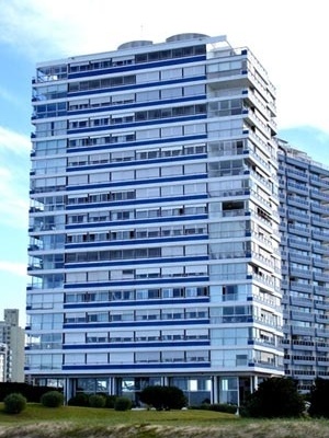 Edifícios Delfin (1977) e Pez Espada (1979), em Punta del Este, Uruguay, de Mario Roberto Alvarez: a arquitetura com os resíduos construtivos do pós-guerra em alta [autor]