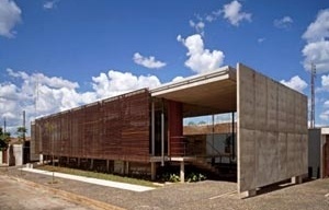 Clínica Odontológica em Orlândia, de Angelo Bucci (1998). Arquitetura contemporânea [Nelson Kon]