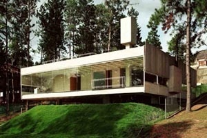 Residência Mariante, em Aldeia da Serra, de Angelo Bucci (2001) [Nelson Kon]