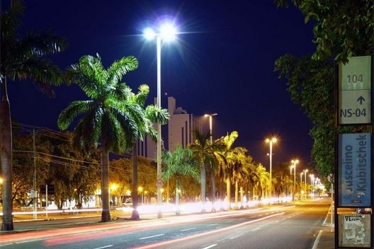 Avenida Juscelino Kubitschek, Centro Financeiro, Palmas TO. Arquiteto Luiz Fernando Cruvinel<br />Foto Rodrigo de Sousa Bazolli 