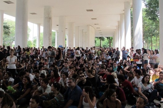 Público junto aos pilotis monumentais da FAU UFRJ, palestra Zaha Hadid e Patrik Schumacher na FAU UFRJ<br />Foto divulgação 