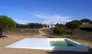 Piscina, com casa ao fundo