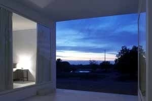 Sala de estar com vista sobre o vale, onde se localiza a piscina