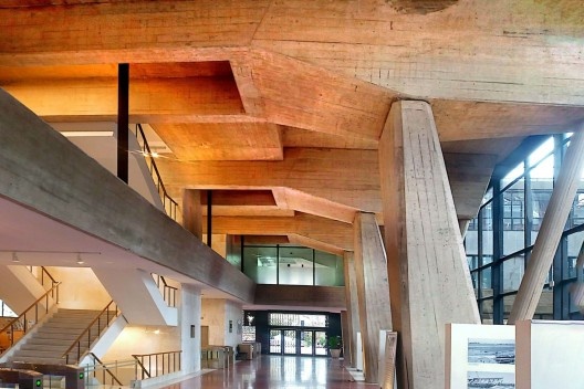 Edifício da Municipalidad de Córdoba, hall edifício administrativo, núcleo de circulações e serviços em mármore branco e mezanino suspenso, arquitetos Santiago Sánchez Elía, Federico Peralta Ramos y Alfredo Agostini / Escritório Sepra<br />Foto Roberto Ghione 