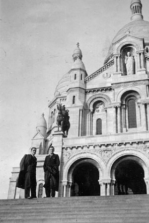 Estrada ante el Sacre Coeur de París [Colección familia Estrada]